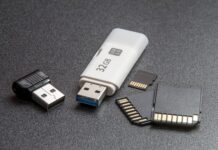 Jak podłączyć pendrive do rzutnika?