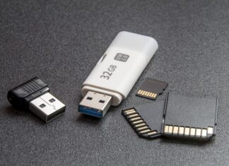 Jak podłączyć pendrive do rzutnika?