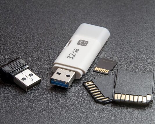 Jak podłączyć pendrive do tablicy interaktywnej?